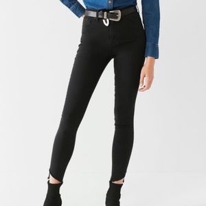 UO BDG HIGH RISE TWIG BLACK RAW HEM SKINNY JEANS